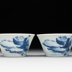 Two Chinese blue and white cups and three saucers with figural design, Kangxi and later — photo 7