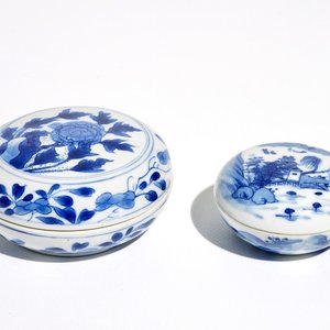 Two Chinese blue and white cylindrical seal paste boxes, Kangxi — photo 1