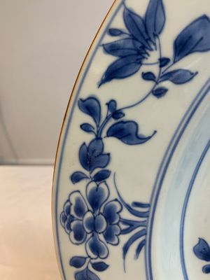 Two Chinese blue and white dishes and a plate, Yongzheng and later — foto 15