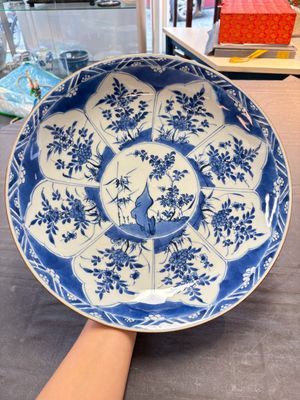 Two Chinese blue and white dishes with floral design, Kangxi — 照片 1