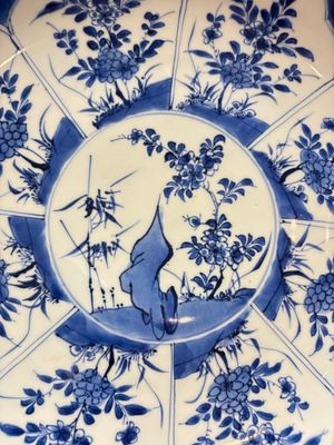 Two Chinese blue and white dishes with floral design, Kangxi — 照片 2