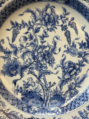 Two Chinese blue and white dishes with floral design, Yongzheng — 照片 3