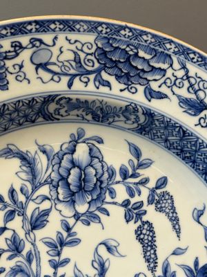 Two Chinese blue and white dishes with floral design, Yongzheng — 照片 4