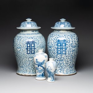 Two Chinese blue and white 'double happiness' covered vases and two 'meiping' vases, Kangxi mark, 19th C. — foto 1