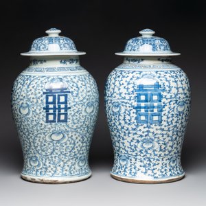 Two Chinese blue and white 'double happiness' covered vases and two 'meiping' vases, Kangxi mark, 19th C. — foto 2
