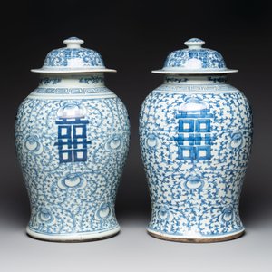 Two Chinese blue and white 'double happiness' covered vases and two 'meiping' vases, Kangxi mark, 19th C. — foto 3