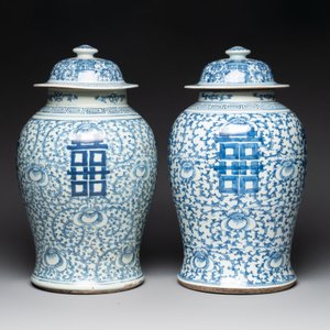 Two Chinese blue and white 'double happiness' covered vases and two 'meiping' vases, Kangxi mark, 19th C. — foto 4