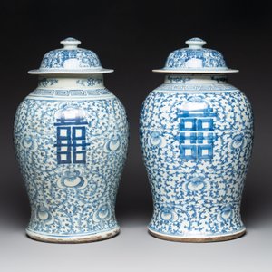 Two Chinese blue and white 'double happiness' covered vases and two 'meiping' vases, Kangxi mark, 19th C. — foto 5