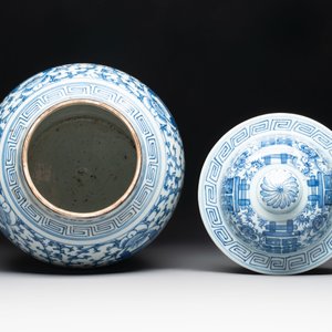 Two Chinese blue and white 'double happiness' covered vases and two 'meiping' vases, Kangxi mark, 19th C. — foto 6