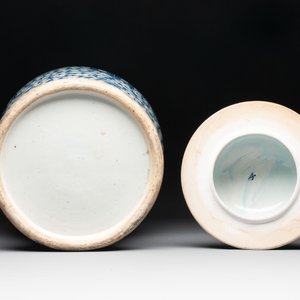 Two Chinese blue and white 'double happiness' covered vases and two 'meiping' vases, Kangxi mark, 19th C. — foto 7