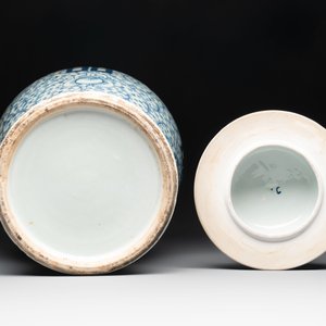 Two Chinese blue and white 'double happiness' covered vases and two 'meiping' vases, Kangxi mark, 19th C. — foto 8