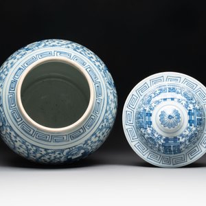 Two Chinese blue and white 'double happiness' covered vases and two 'meiping' vases, Kangxi mark, 19th C. — foto 9