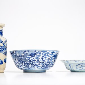 Two Chinese blue and white dragon bowls and a crackle-ground rouleau vase, Wanli and 19th C. — photo 4
