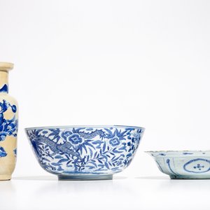 Two Chinese blue and white dragon bowls and a crackle-ground rouleau vase, Wanli and 19th C. — photo 6