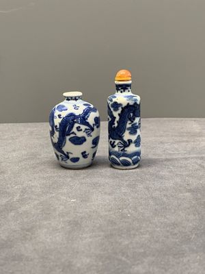 Two Chinese blue and white 'dragon' snuff bottles, Chenghua and Qianlong mark, 19th C. — foto 1