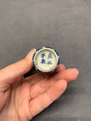 Two Chinese blue and white 'dragon' snuff bottles, Chenghua and Qianlong mark, 19th C. — foto 13