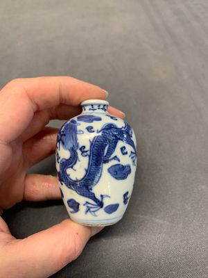 Two Chinese blue and white 'dragon' snuff bottles, Chenghua and Qianlong mark, 19th C. — foto 3