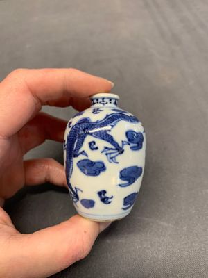 Two Chinese blue and white 'dragon' snuff bottles, Chenghua and Qianlong mark, 19th C. — foto 4