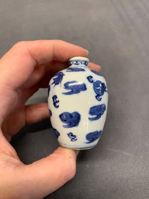 Two Chinese blue and white 'dragon' snuff bottles, Chenghua and Qianlong mark, 19th C. — foto 5