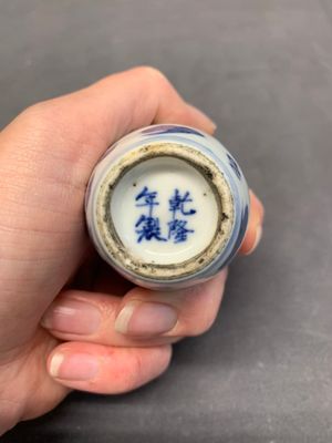 Two Chinese blue and white 'dragon' snuff bottles, Chenghua and Qianlong mark, 19th C. — foto 6