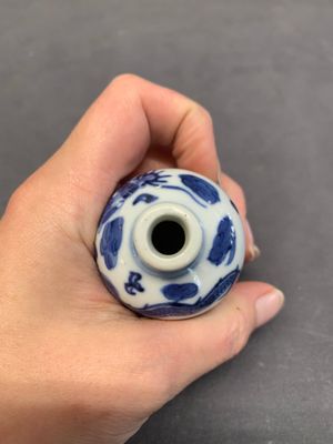 Two Chinese blue and white 'dragon' snuff bottles, Chenghua and Qianlong mark, 19th C. — foto 7