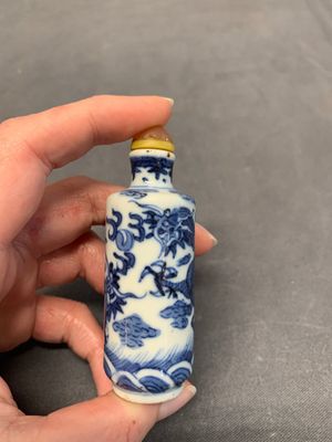 Two Chinese blue and white 'dragon' snuff bottles, Chenghua and Qianlong mark, 19th C. — foto 8