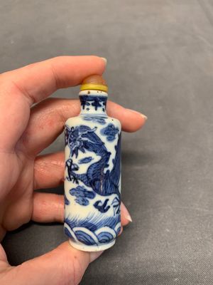 Two Chinese blue and white 'dragon' snuff bottles, Chenghua and Qianlong mark, 19th C. — foto 9