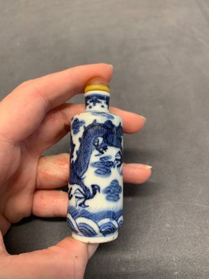 Two Chinese blue and white 'dragon' snuff bottles, Chenghua and Qianlong mark, 19th C. — foto 10