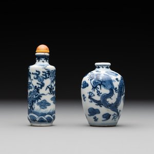 Two Chinese blue and white 'dragon' snuff bottles, Chenghua and Qianlong mark, 19th C. — foto 1
