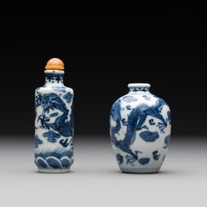 Two Chinese blue and white 'dragon' snuff bottles, Chenghua and Qianlong mark, 19th C. — foto 2