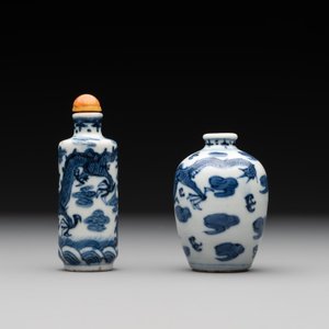 Two Chinese blue and white 'dragon' snuff bottles, Chenghua and Qianlong mark, 19th C. — foto 3