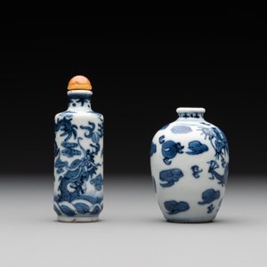 Two Chinese blue and white 'dragon' snuff bottles, Chenghua and Qianlong mark, 19th C. — foto 4