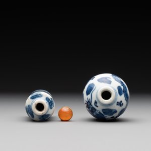 Two Chinese blue and white 'dragon' snuff bottles, Chenghua and Qianlong mark, 19th C. — foto 5