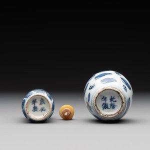 Two Chinese blue and white 'dragon' snuff bottles, Chenghua and Qianlong mark, 19th C. — foto 6