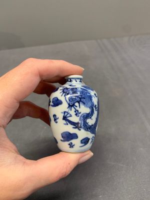 Two Chinese blue and white 'dragon' snuff bottles, Chenghua and Qianlong mark, 19th C. — photo 2
