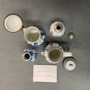 Two Chinese blue and white ewers and covers and two small vases, Kangxi — photo 12