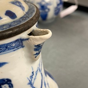 Two Chinese blue and white ewers and covers and two small vases, Kangxi — photo 16