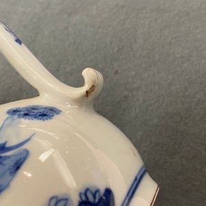 Two Chinese blue and white ewers and covers and two small vases, Kangxi — photo 18