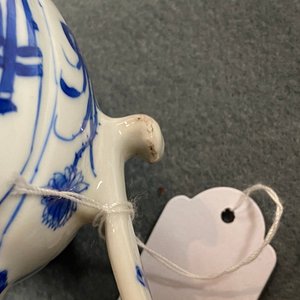 Two Chinese blue and white ewers and covers and two small vases, Kangxi — photo 21