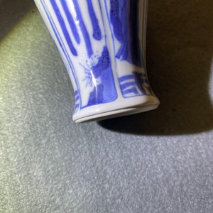 Two Chinese blue and white ewers and covers and two small vases, Kangxi — photo 22