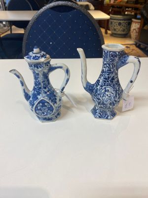 Two Chinese blue and white ewers and two teapots, Kangxi — 照片 11