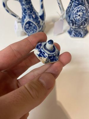 Two Chinese blue and white ewers and two teapots, Kangxi — 照片 14