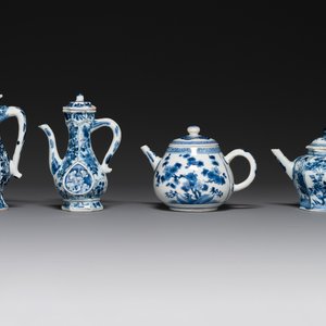 Two Chinese blue and white ewers and two teapots, Kangxi — 照片 1