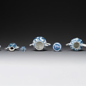 Two Chinese blue and white ewers and two teapots, Kangxi — 照片 3