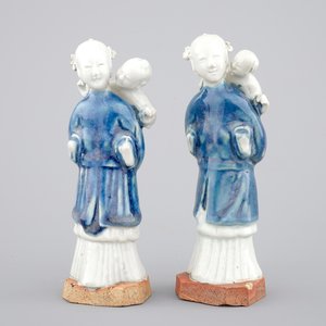 Two Chinese blue and white figures of a lady with child on biscuit base, Qianlong, 18th C. — photo 1