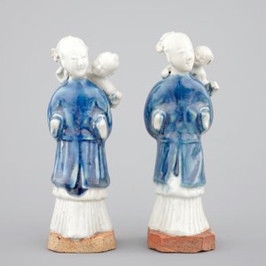 Two Chinese blue and white figures of a lady with child on biscuit base, Qianlong, 18th C. — photo 2
