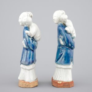 Two Chinese blue and white figures of a lady with child on biscuit base, Qianlong, 18th C. — photo 3