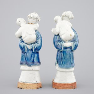 Two Chinese blue and white figures of a lady with child on biscuit base, Qianlong, 18th C. — photo 4