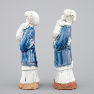 Two Chinese blue and white figures of a lady with child on biscuit base, Qianlong, 18th C. — photo 5