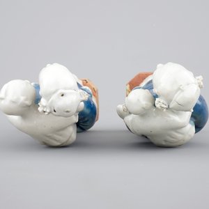 Two Chinese blue and white figures of a lady with child on biscuit base, Qianlong, 18th C. — photo 6